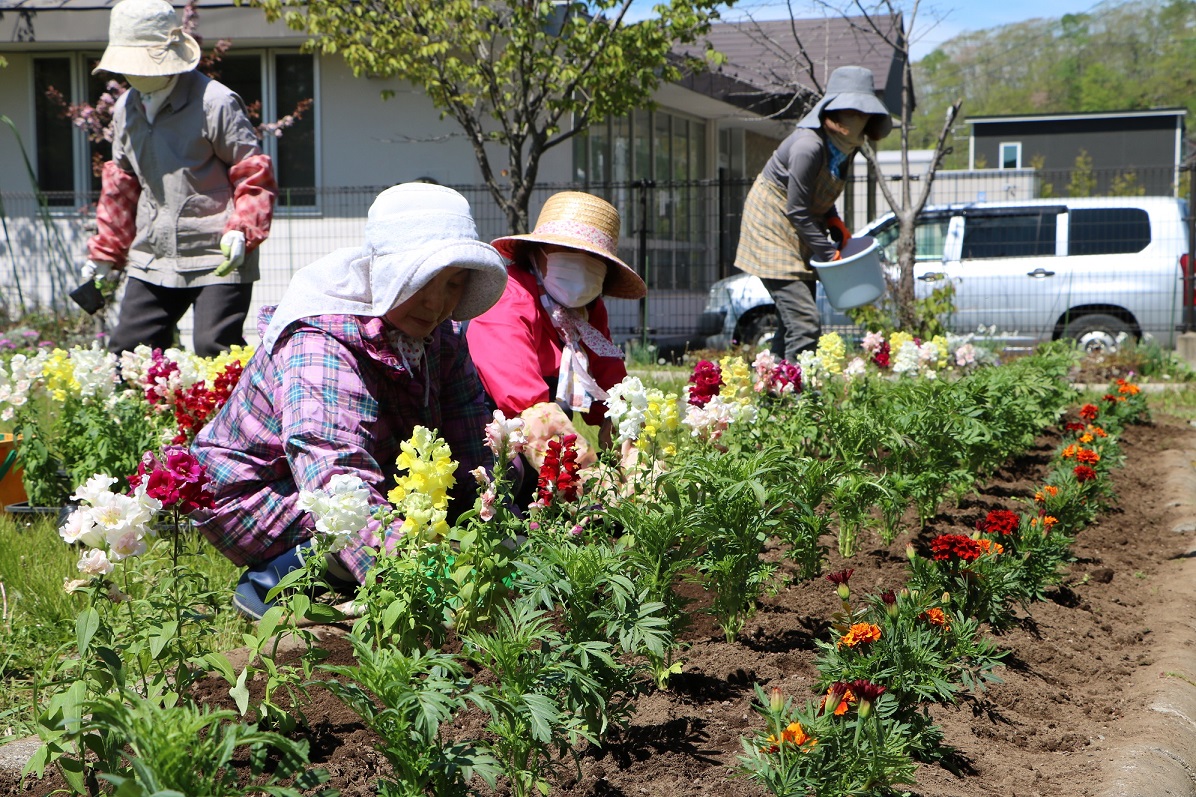 地域の14名が参加した別保駅前広場の花植え