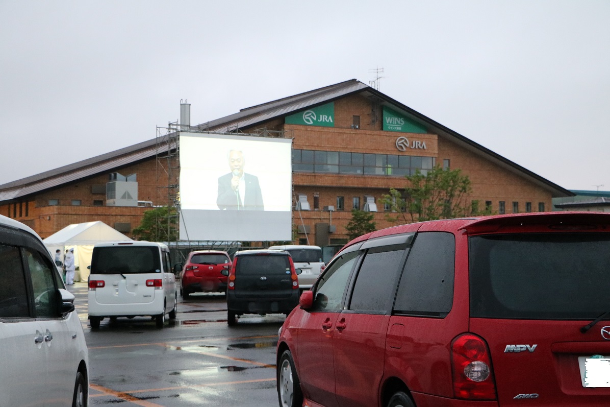 車内から大画面の映像を楽しむ来場者