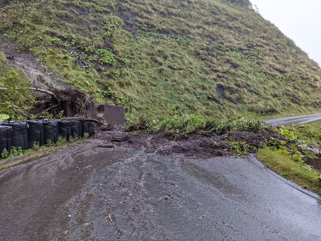 釧路町跡永賀地区の土砂崩現場(午後3時15分ごろ)