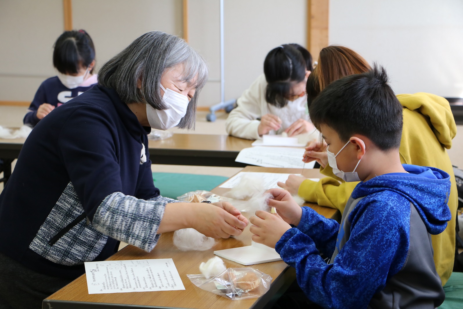 ふわふわの羊毛が牛の顔に大変身！