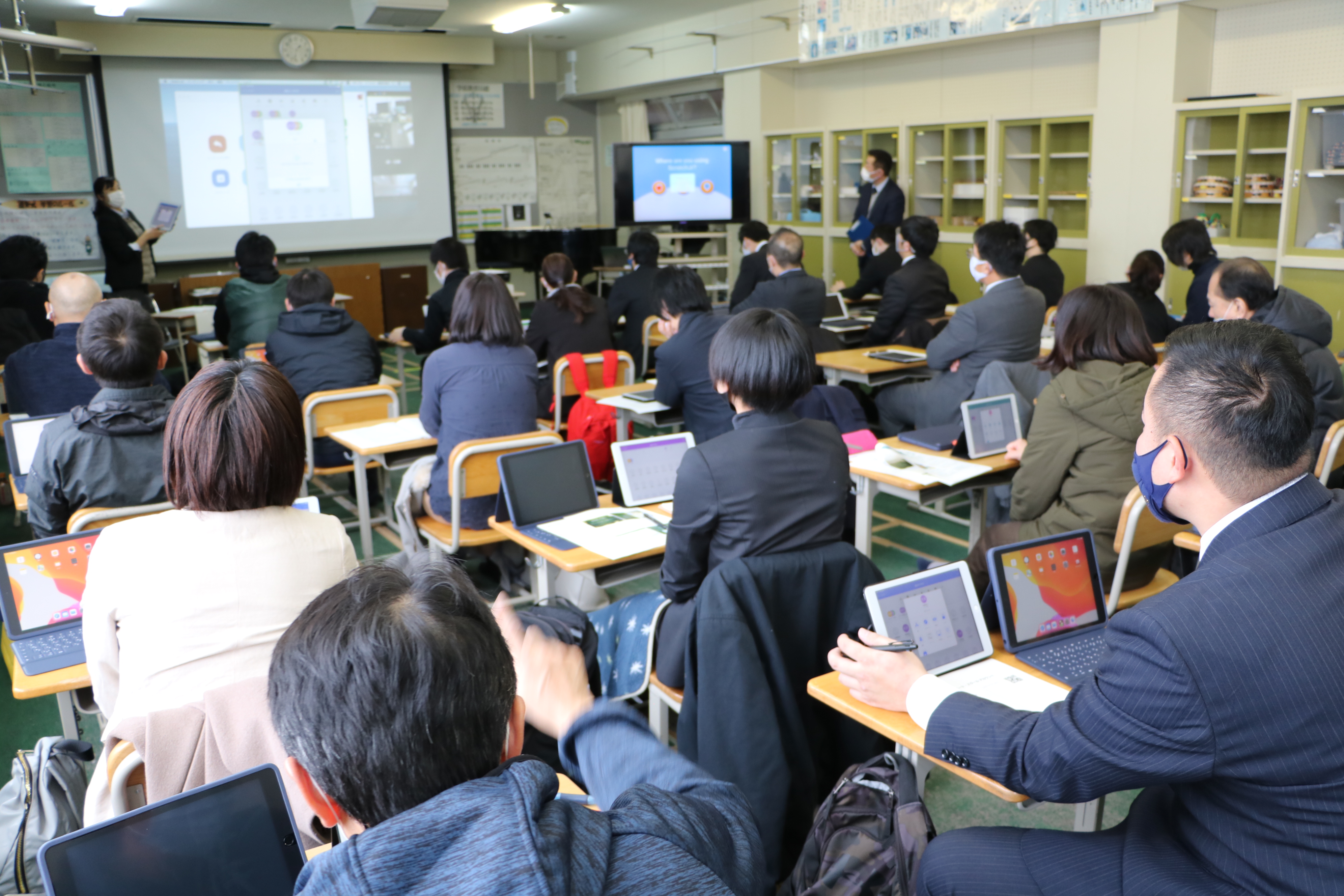 説明を受ける小中学校の教職員